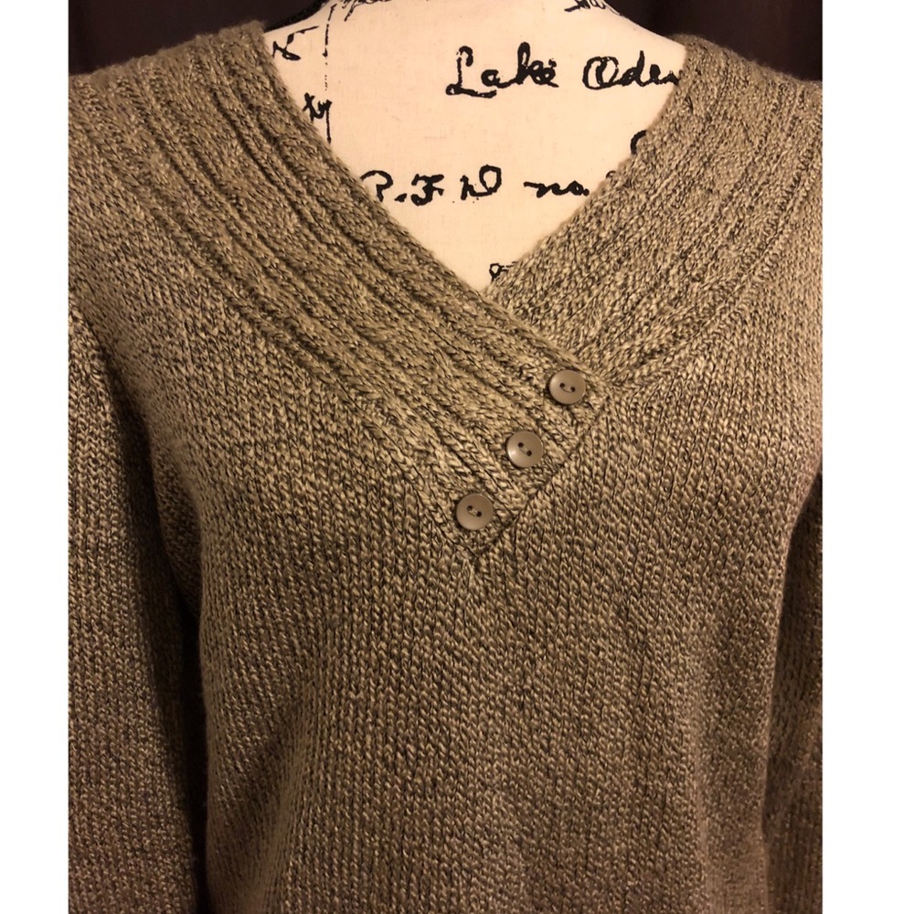 NWT! Knitted top with button accents